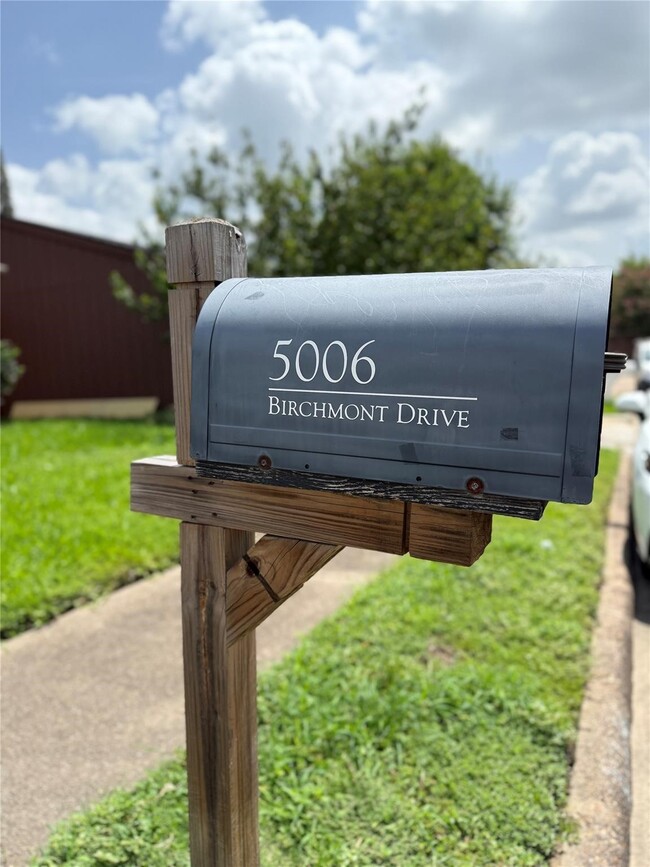 Building Photo - 5006 Birchmont Dr