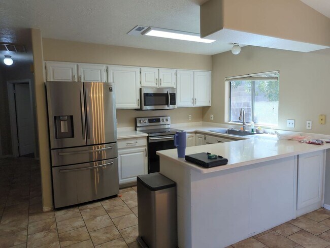 Foto del edificio - Spacious 3 Bedroom Home in a Great Communi...