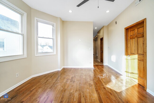 Building Photo - 2028 N Hamlin Ave