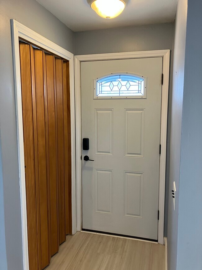 Vestíbulo con armario para abrigos - 147 Winstead Rd