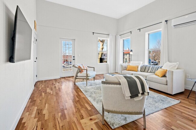 Foto del edificio - 208 N College Ave