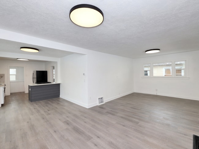 Building Photo - 2867 Kiesel Ave