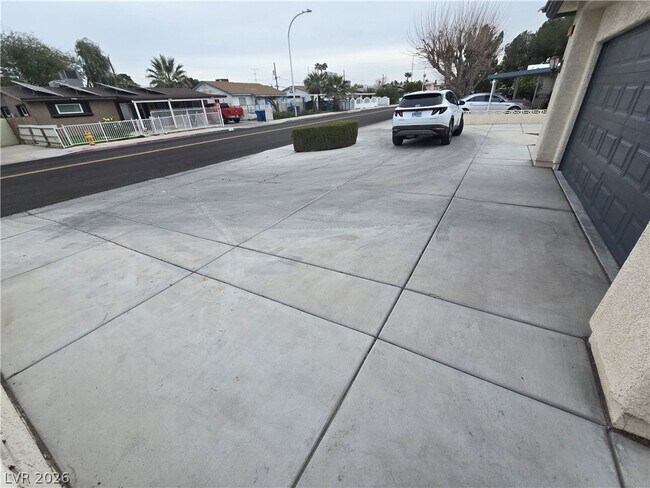 Building Photo - 2204 S Van Patten Pl