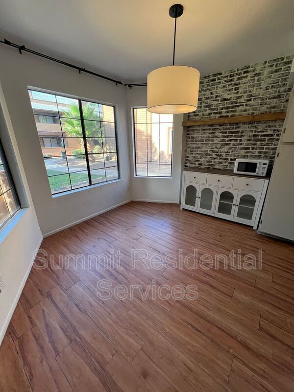 Foto del edificio - 1700 W Wood Bridge Ct