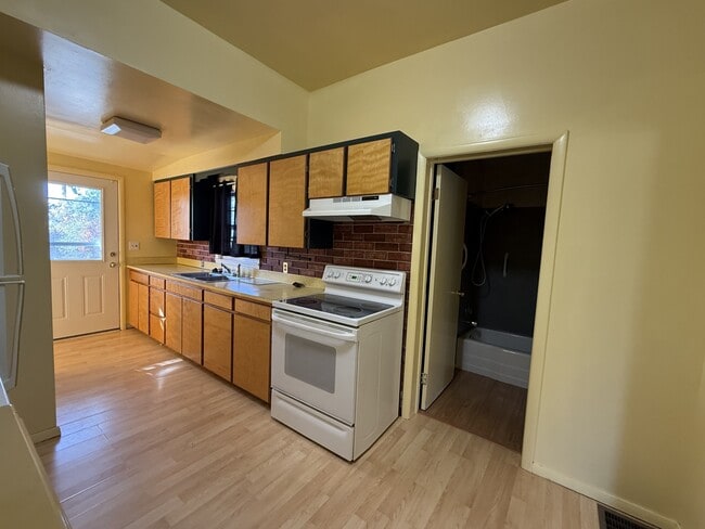 Building Photo - 326 Miles Ave