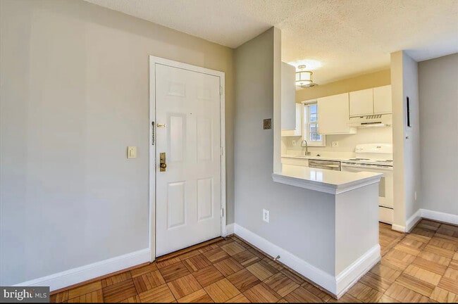 Photo - 1624 W Abingdon Dr Apartment