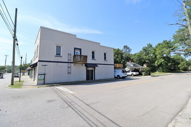 Foto del edificio - 4BR/2.5BA Urban Charm Meets Creative Energ...