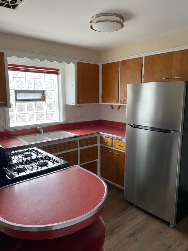 Primary Photo - 1617 W 83rd St
