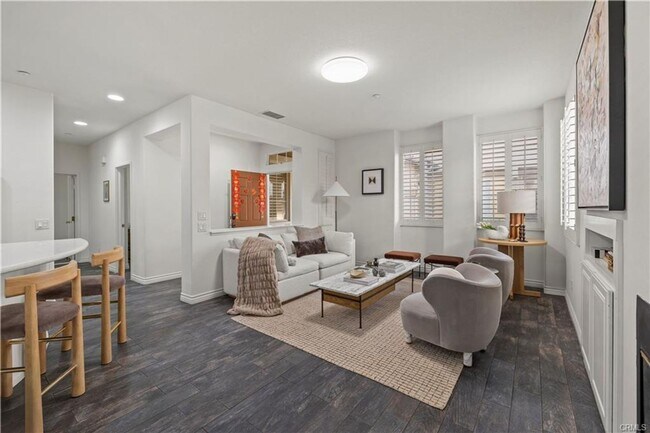 Foto del edificio - RECENTLY RENOVATED 3 BED, 3 BATH CONDO! $4,500 (OAK CREEK-IRVINE)