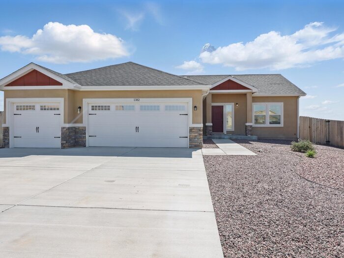 Primary Photo - 1382 N Ladonia Dr