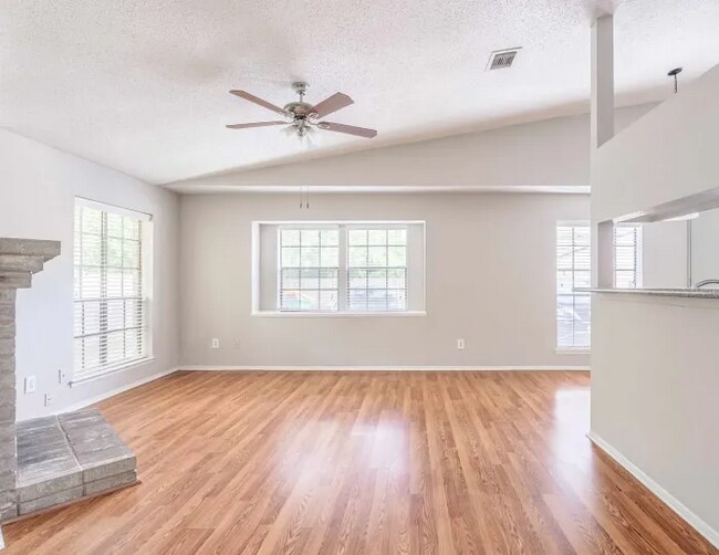 Foto del edificio - Get 50% Off Your First Month – Move In & S...
