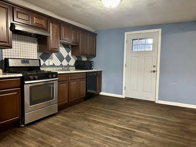 Building Photo - 163 Saratoga St