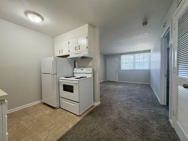 Building Photo - Amazing Location! View of Centennial Park! 1 Bed 1 Bath