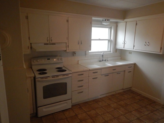 Building Photo - 3 br, 1 bath House - 416 S Main Street