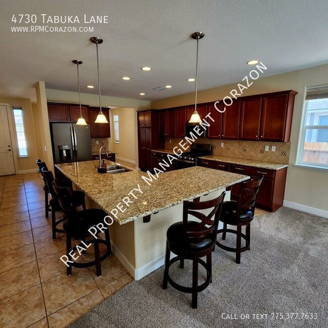 Foto del edificio - Spacious 4 bedroom, 3 car, 1/4 acre lot, R...
