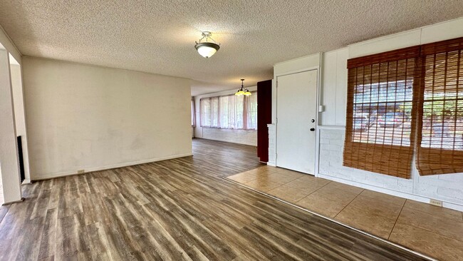 Building Photo - Available NOW - 3 Bedroom, 2 Bath, with a ...