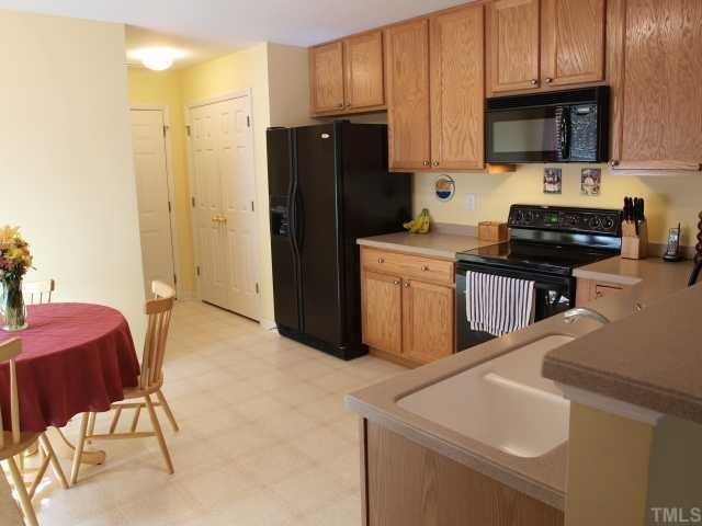 Foto del edificio - 3 Bedroom Townhouse In Wakefield with 1 Car Garage