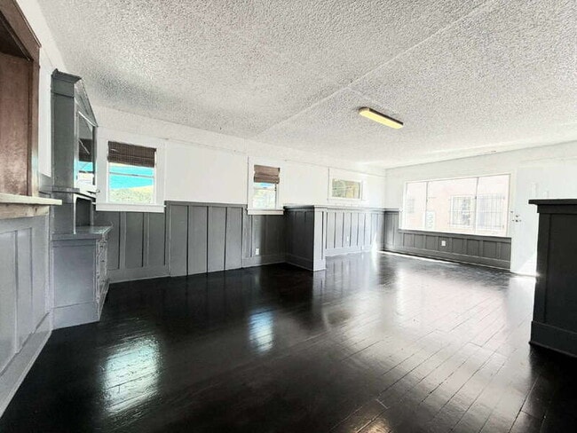 Building Photo - 1661 W 36th Pl