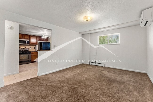 Building Photo - Spacious Lower Unit With In-Unit Washer/Dr...