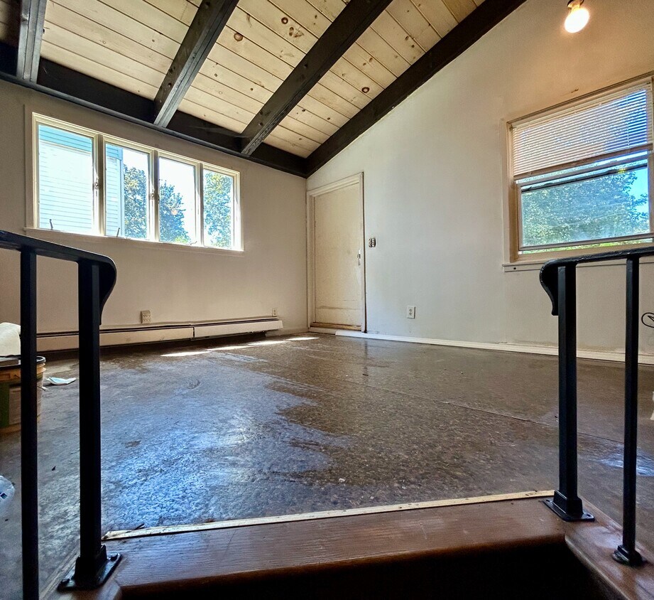 Large main living room 15 x 18 - 50 Emerson Ave
