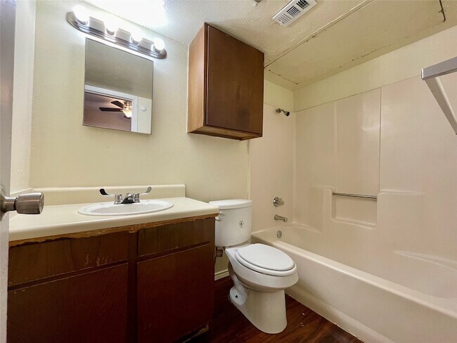 Foto del edificio - 2526 W Prairie St