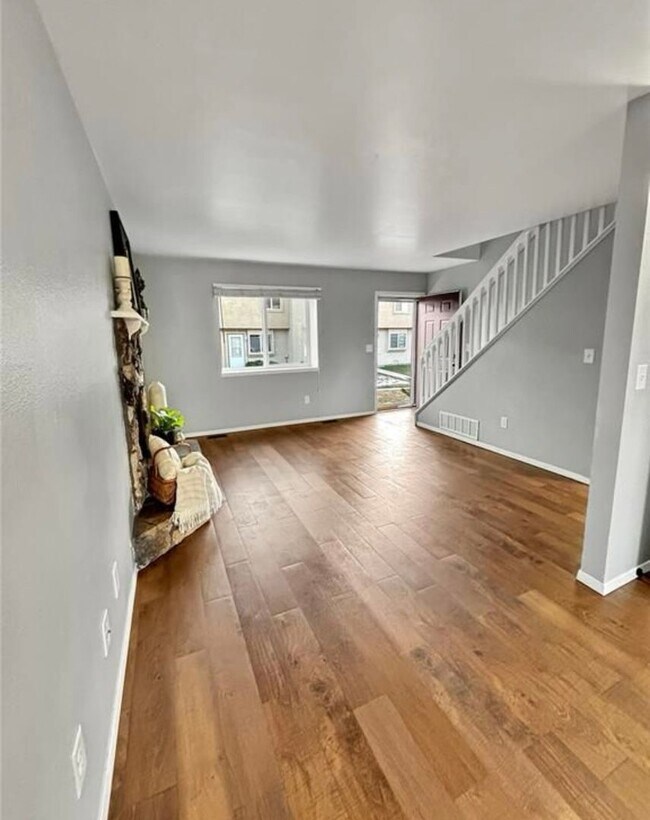Foto del edificio - Charming 3 Bedroom 3 Bathroom Townhome with Private Patio