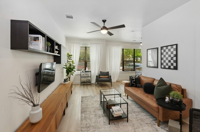 Living Room - AMLI at the Ballpark