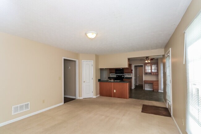 Building Photo - 2885 Summit View Ct