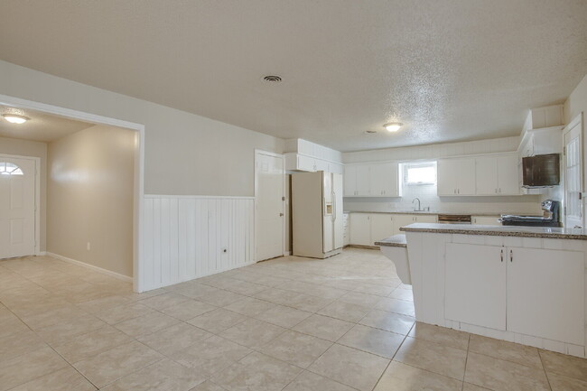 Building Photo - Spectacular Three Bedroom Home Nestled Nea...