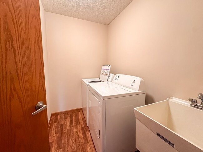 Building Photo - 2 Bedroom Town Home