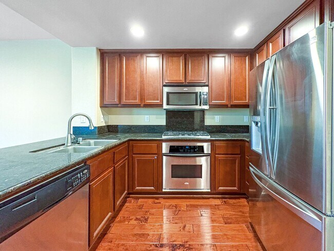 Building Photo - Beautiful 3B/2.5BA Townhome w/ Washer/Drye...