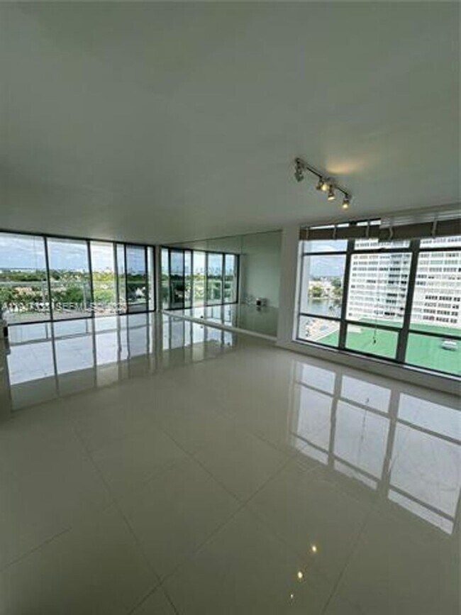 Foto del edificio - 5750 Collins Ave