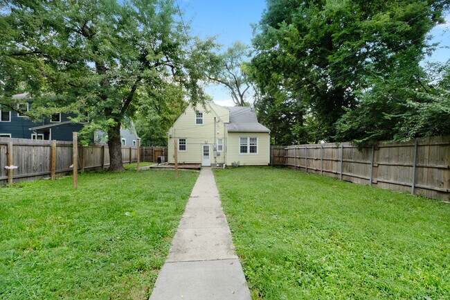 Building Photo - 819 Bertrand St