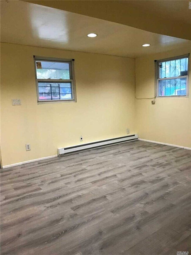 Building Photo - 736 Taylor Ave