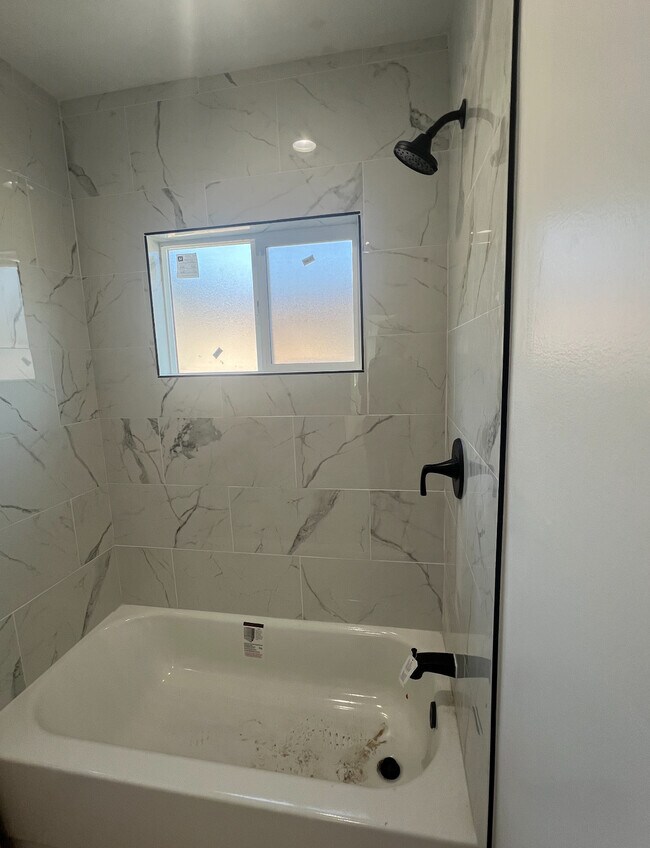 Foto del edificio - 1539 W 213th St