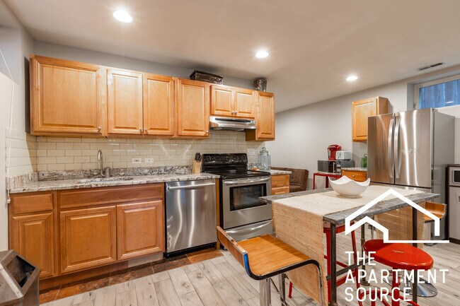 Building Photo - 1525 N Maplewood Ave