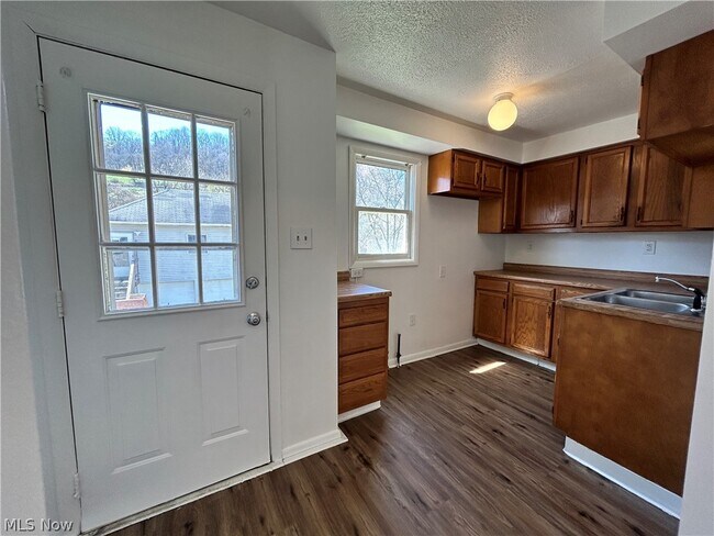 Foto del edificio - 642 Cove Rd