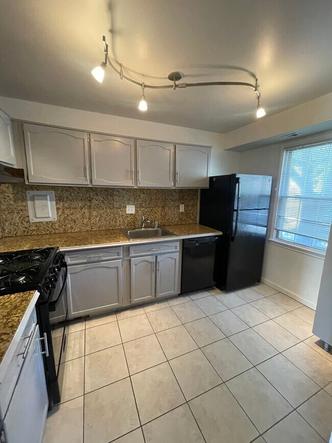 Foto del edificio - 6038 Westchester Park Dr