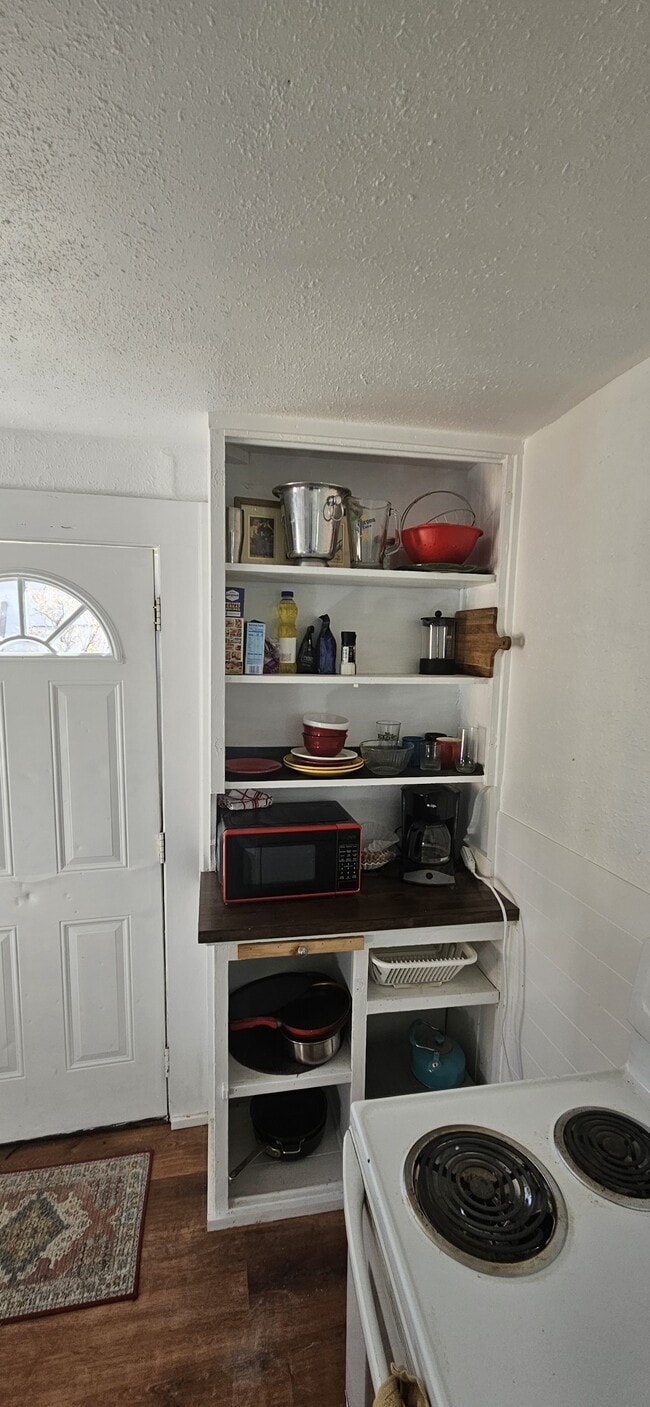 Building Photo - 1015 Pine Ave