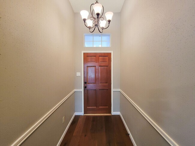 Building Photo - This beautifully maintained property has a spacious layout with ample natural light throughout. T...