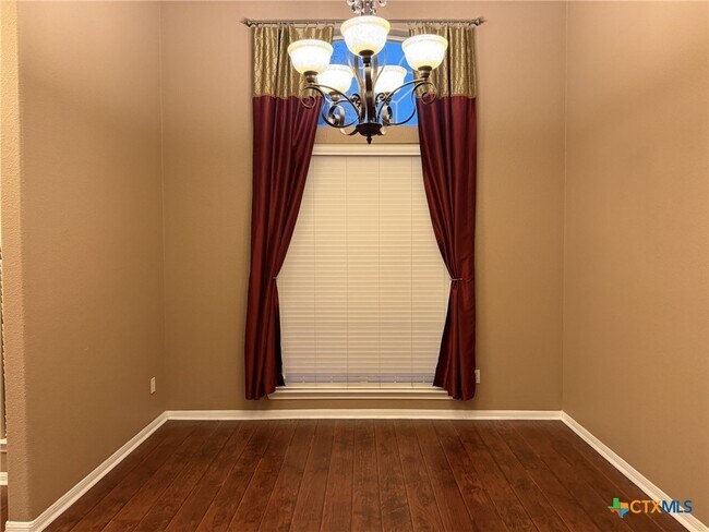 Building Photo - 621 S Roy Reynolds Dr