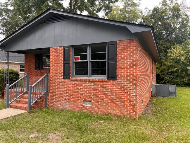 Building Photo - Three Bedroom One Bath House