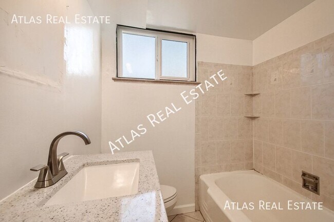Building Photo - Lovely lower level duplex in the Universit...