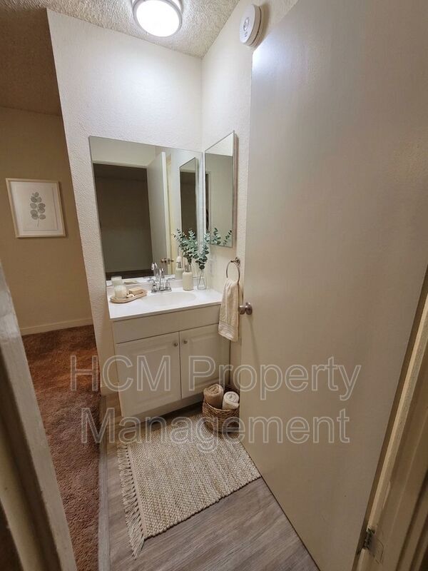 Foto del edificio - 12850 Branford St