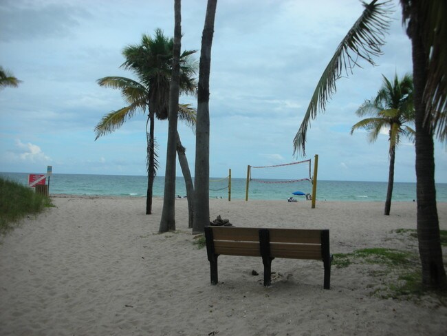 Beach Portal 2 Blocks Away - 4644 Poinciana St