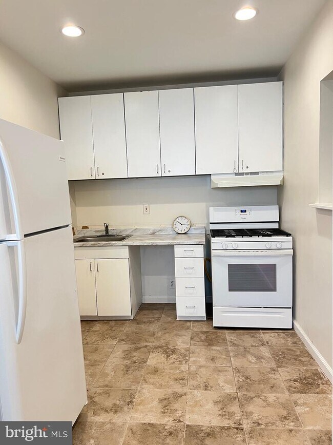 Building Photo - 569 N 58th St