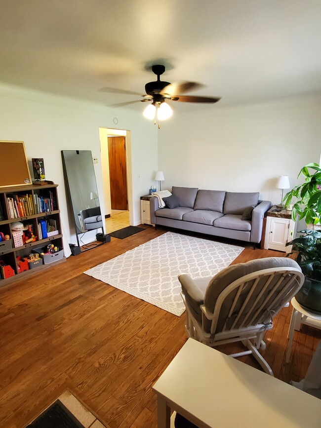 Livingroom with wooden floors. - 554 N Main St