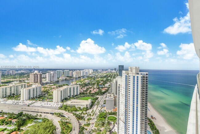 Foto del edificio - 18975 Collins Ave