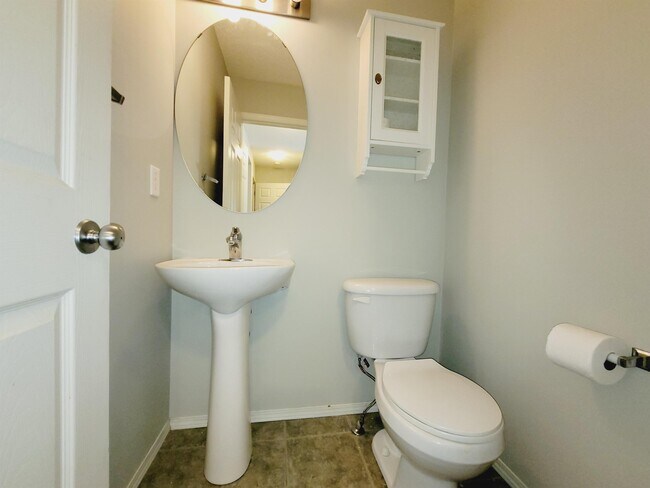 Photo du bâtiment - 16345-1655A 55a St NW