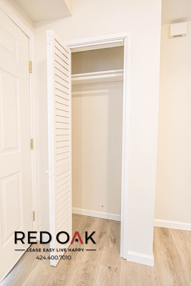 Building Photo - Lovely Spacious One Bedroom With Stainless...